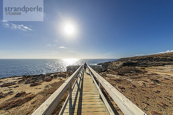 Australien  Victoria  Cape Bridgewater  Sonne scheint über der Promenade  die zu den Bridgewater Blowholes führt