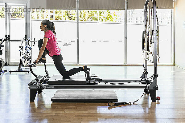 Sportler trainiert an Geräten im Fitnessstudio