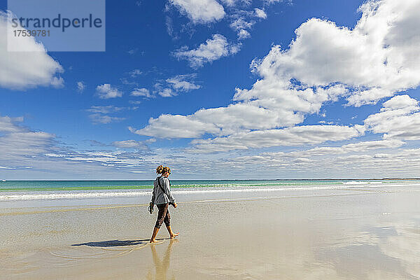 Australien  Südaustralien  Robe  weibliche Touristin  die alleine am Fox Beach entlang geht