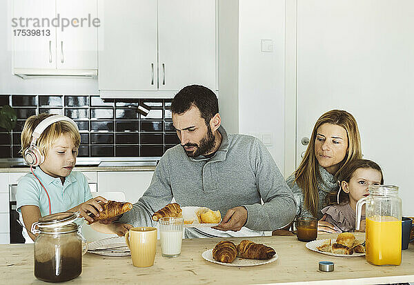 Familie frühstückt gemeinsam am Tisch