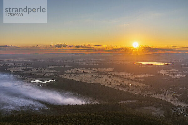 Australien  Victoria  Halls Gap  Blick vom Boroka Lookout bei Sonnenaufgang