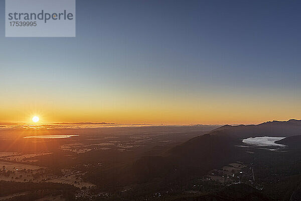 Australien  Victoria  Halls Gap  Blick vom Boroka Lookout auf den stimmungsvollen Sonnenaufgang