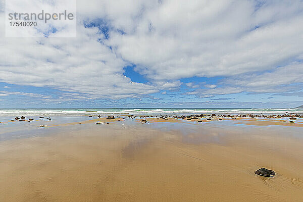 Australien  Victoria  Lorne  Wolken über dem Cumberland River Beach