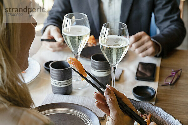 Mann und Frau essen Sushi beim Mittagessen im Restaurant
