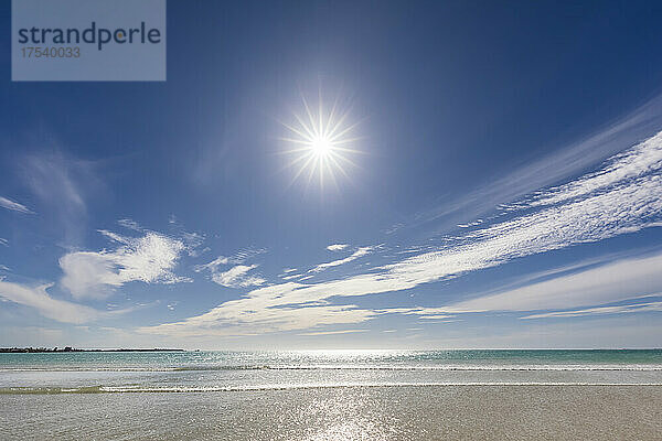 Australien  Südaustralien  Robe  Sommersonne scheint über Fox Beach