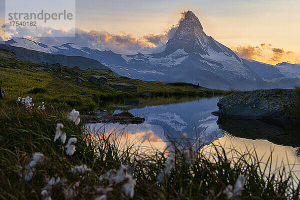 Matterhorn-Bergspiegelung am Stellisee bei Sonnenuntergang in Zermatt  Schweiz