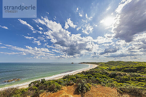 Australien  Victoria  Sommerwolken über der Küstenlandschaft der Bay of Martyrs