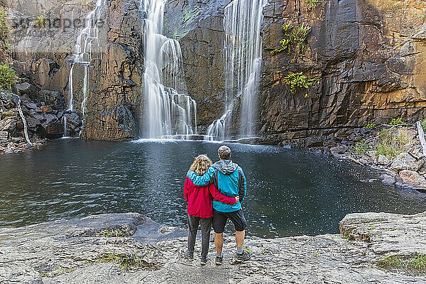 Australien  Victoria  Halls Gap  Touristenpaar bewundert die MacKenzie Falls im Grampians-Nationalpark
