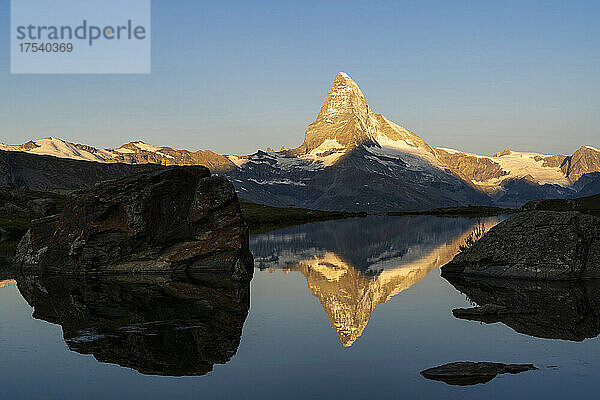 Matterhorn mit Spiegelung am Stellisee bei Sonnenaufgang  Zermatt  Schweiz