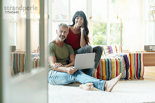 Älteres Paar mit Laptop zu Hause
