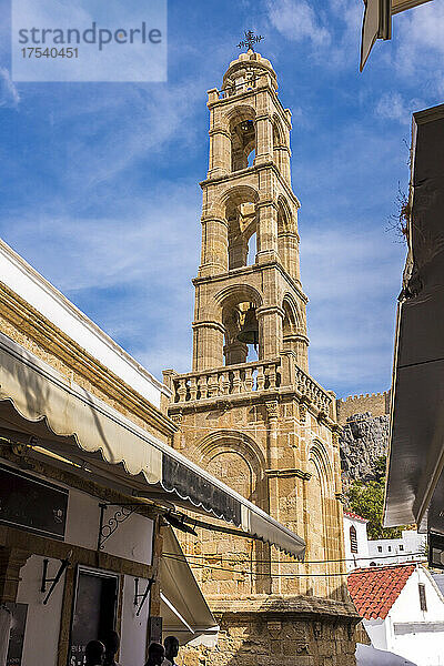 Glockenturm der Kirche der Heiligen Jungfrau in Lindos an einem sonnigen Tag  Rhodos  Griechenland