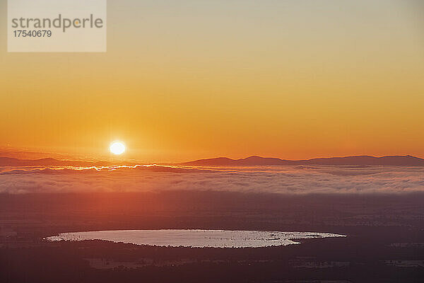 Australien  Victoria  Halls Gap  Blick vom Boroka Lookout auf den stimmungsvollen Sonnenaufgang