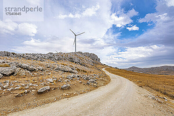 Leere Straße durch Windkraftanlage am Mirador Sierra Gorda in Andalusien  Spanien  Europa