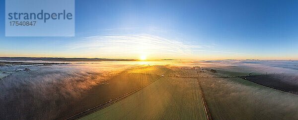 Großbritannien  Schottland  Kingston  Drohnenpanorama ländlicher Felder bei nebligem Sonnenuntergang
