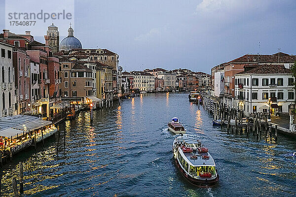 Italien  Venetien  Venedig  Canal Grande in der Abenddämmerung