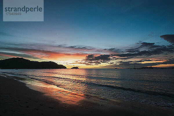 Malerischer Himmel über dem Strand von Del Coco bei Sonnenuntergang  Provinz Guanacaste  Costa Rica