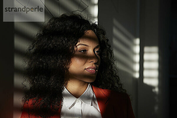 Sonnenlicht am Tag einer Geschäftsfrau  die im Büro träumt