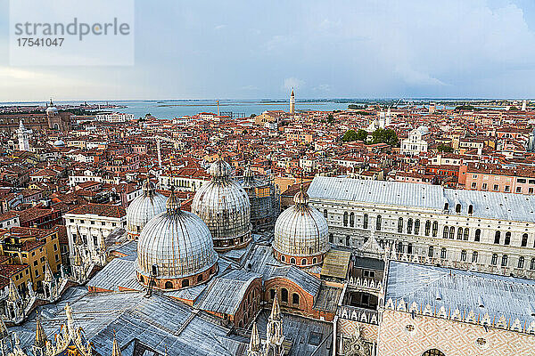 Italien  Venetien  Venedig  Kuppeln der Patriarchalkathedrale Basilika San Marco mit Dogenpalast im Hintergrund