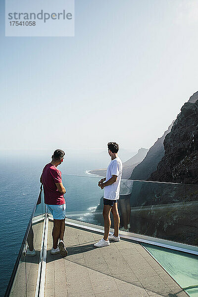 Junge Freunde blicken vom Mirador Del Balcon  Gran Canaria  Kanarische Inseln  Spanien aufs Meer