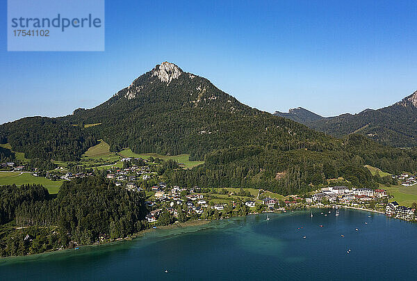 Österreich  Salzburg  Fuschl am See  Drohnenansicht eines Bergdorfes am Ufer des Fuschlsees