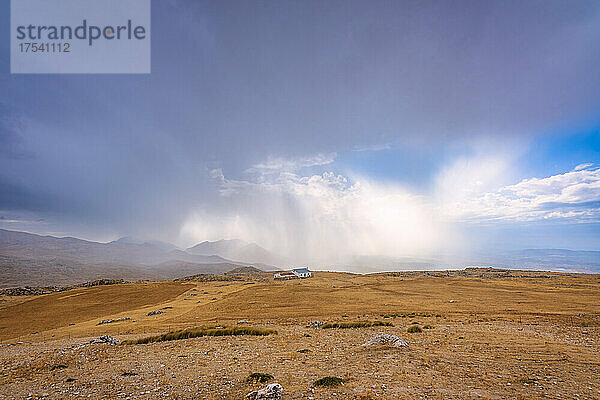 Malerische Landschaft am Berg Sierra Gorda unter Wolkenlandschaft in Andalusien  Spanien  Europa