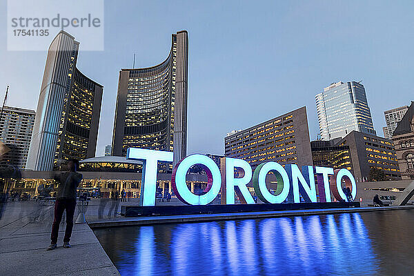 Kanada  Ontario  Toronto  Langzeitbelichtung des 3D-Toronto-Schildes am Nathan Phillips Square in der Abenddämmerung