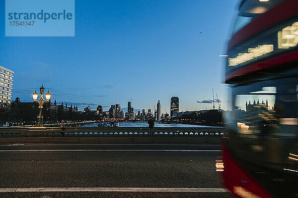 Städtische Skyline der Stadt London von der Brücke in der Abenddämmerung aus gesehen  England  Großbritannien