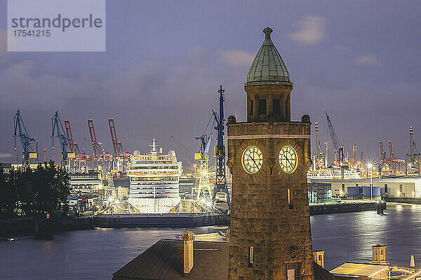 Deutschland  Hamburg  St. Pauli Piers Uhrturm mit angedocktem Kreuzfahrtschiff im Hintergrund