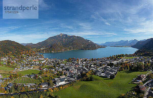 Austria  Salzburg  Sankt Gilgen  Drone view of village on shore of Lake Wolfgang
