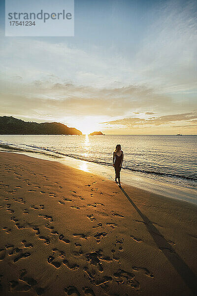 Frau spaziert am Strand von Del Coco  Provinz Guanacaste  Costa Rica