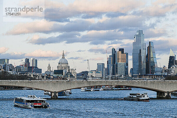 Boote auf der Themse mit Brücke in der Nähe moderner Gebäude bei Sonnenuntergang  London  England  Großbritannien
