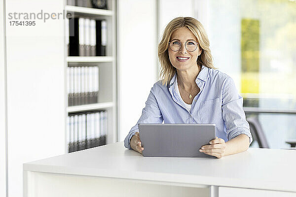 Geschäftsfrau hält Tablet-PC im Büro