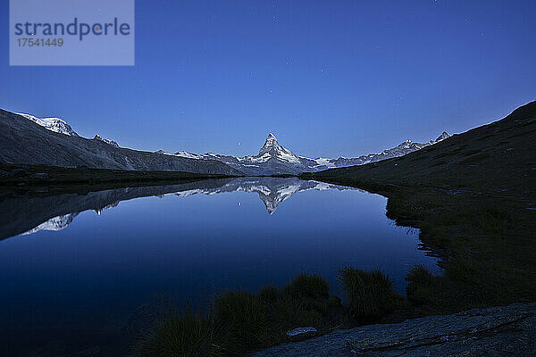 Spiegelung des Matterhorns am Stellisee bei Nacht in Zermatt  Schweiz