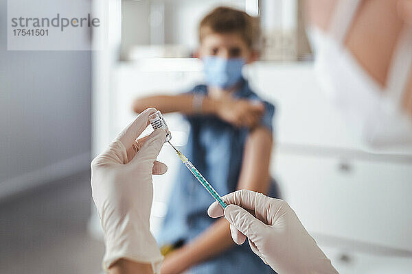 Krankenschwester bereitet Injektion im Impfzentrum vor
