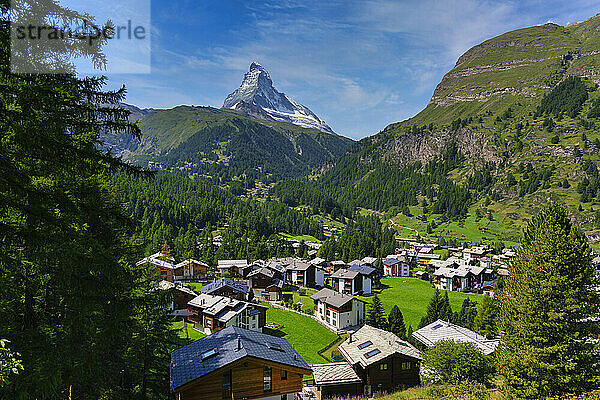Stadtbild mit Matterhorn an einem sonnigen Tag in Zermatt  Schweiz