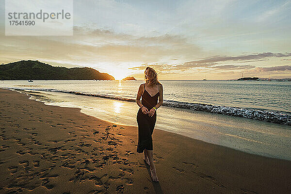 Frau genießt den Sonnenuntergang am Strand von Del Coco  Provinz Guanacaste  Costa Rica