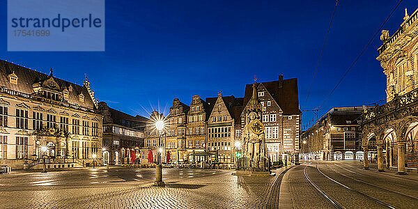 Deutschland  Bremen  Panoramablick auf den Marktplatz in der Abenddämmerung