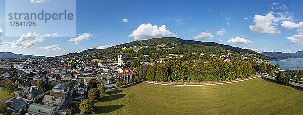 Austria  Upper Austria  Mondsee  Drone panorama of town in Salzkammergut during summer