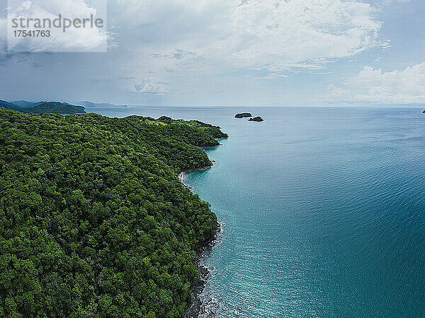 Wunderschöne Insel und Meer unter bewölktem Himmel am Strand von Del Coco  Provinz Guanacaste  Costa Rica