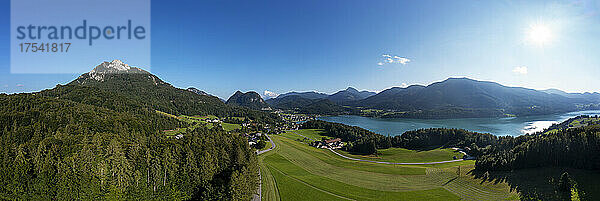 Österreich  Salzburg  Fuschl am See  Drohnenpanorama des Fuschlsees und der umliegenden Landschaft im Sommer