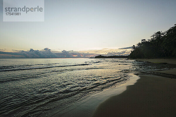 Leerer Strand bei Sonnenuntergang in Limon  Costa Rica