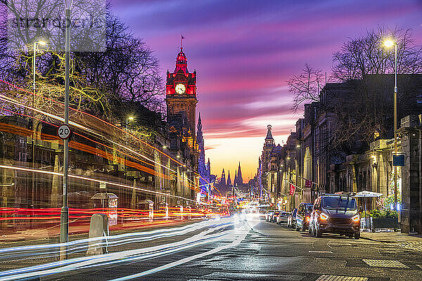 Großbritannien  Schottland  Edinburgh  leichte Fahrzeugspuren entlang der Princes Street in der Abenddämmerung