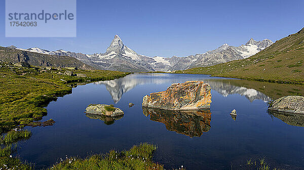 Stellisee und Matterhorn an einem sonnigen Tag  Zermatt  Schweiz