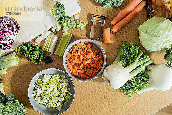 Gehacktes und in Scheiben geschnittenes frisches Gemüse auf dem heimischen Tisch