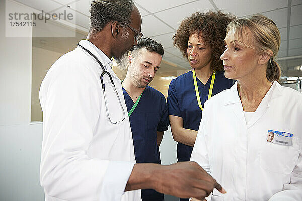 Mitarbeiter des Gesundheitswesens diskutieren gemeinsam bei einem Treffen im Krankenhaus