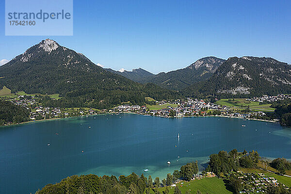 Österreich  Salzburg  Fuschl am See  Drohnenansicht eines Bergdorfes am Ufer des Fuschlsees