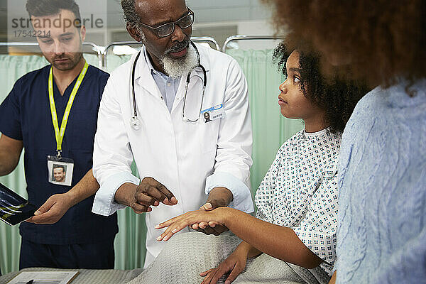 Arzt spricht mit Patient und untersucht Genesung im Krankenhaus