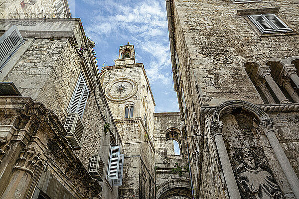 Historischer Uhrturm in der Altstadt  Diokletianpalast  Split  Dalmatien  Kroatien