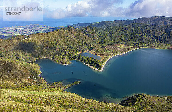 Lagoa do Fogo mit Bergkette vom Miradouro Do Pico Da Barrosa  Insel Sao Miguel  Azoren  Portugal