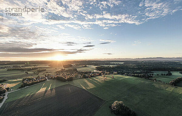 Luftaufnahme der ländlichen Landschaft bei Sonnenaufgang im Frühling